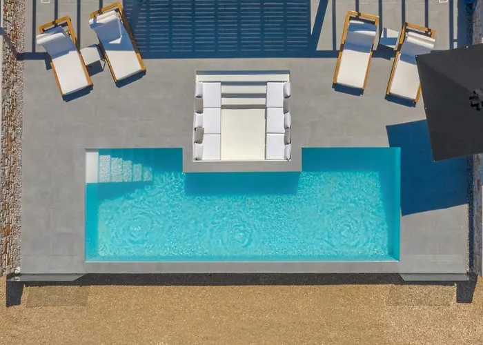 T7 Luxury Paros מלון